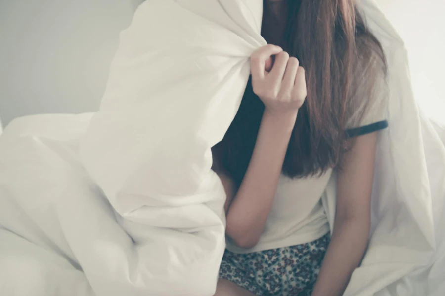 Женщина под одеялом