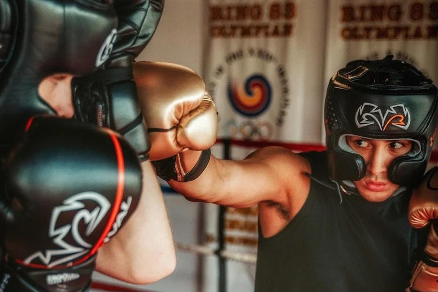 Wanita bertinju dengan sarung tangan sparring emas