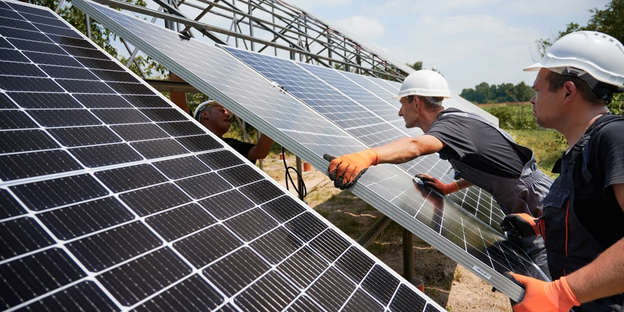Trabalhadores montando sistema de painel solar fotovoltaico