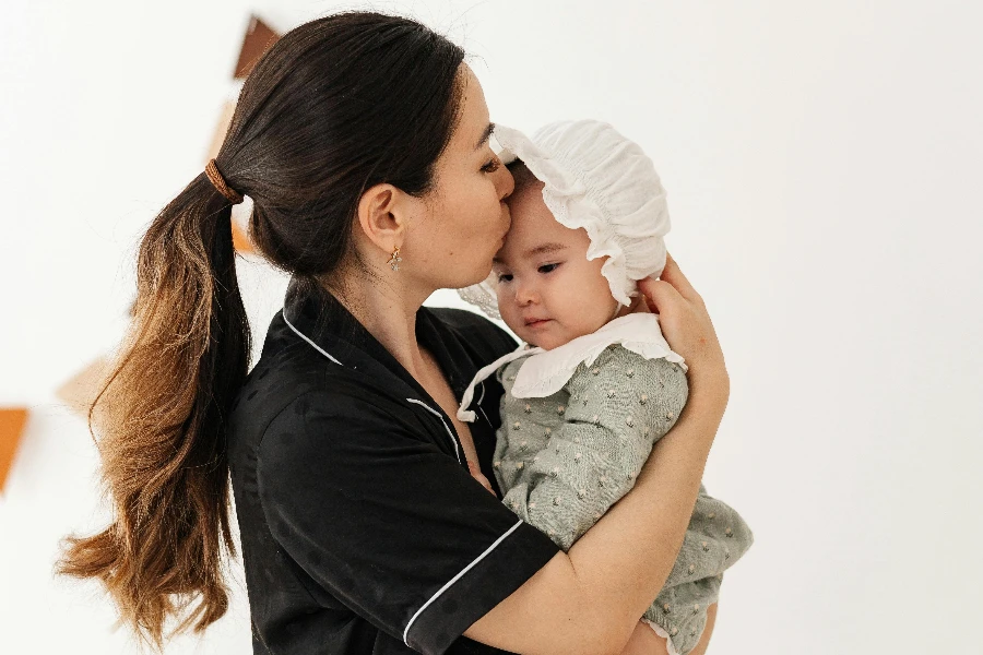 Madre joven sosteniendo una niña