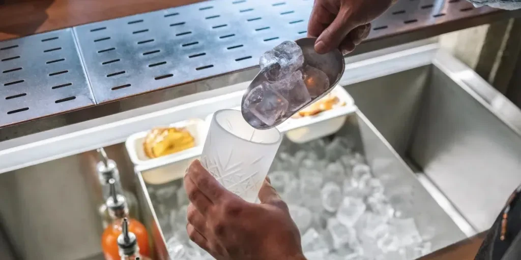 un barista che prepara cocktail