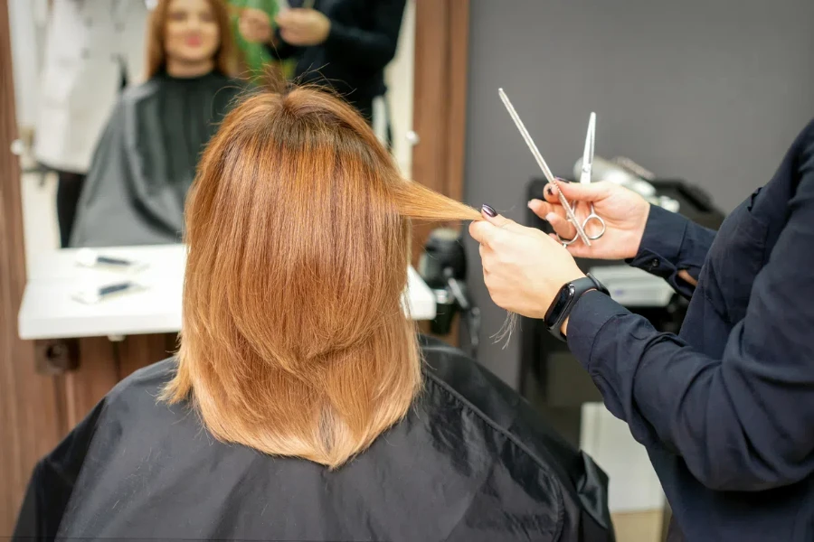 Seorang salonis ahli membuat tatanan rambut menakjubkan untuk klien
