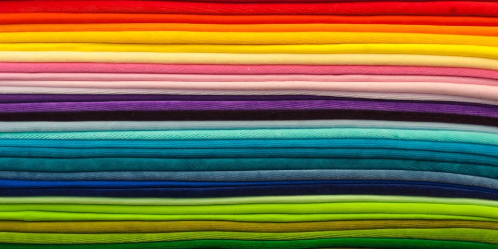 Una pila di vestiti colorati