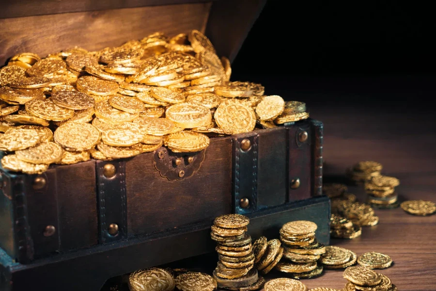 Um baú de tesouro contendo moedas de ouro
