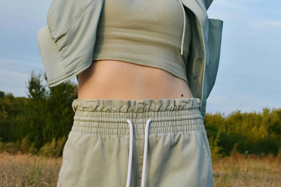 Eine Frau trägt Jogginghosen mit hoher Taille