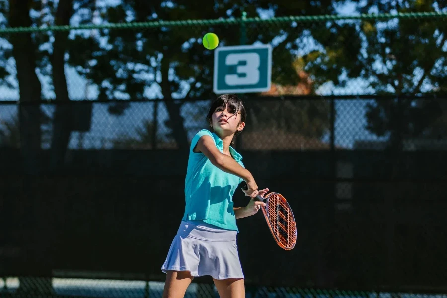 una ragazza giovane che gioca a tennis