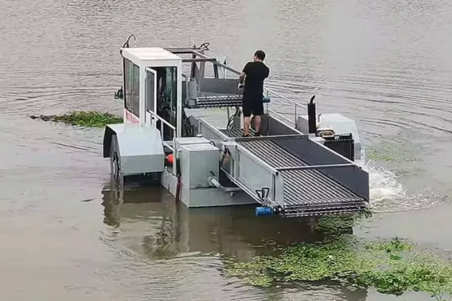 aquatic harvester for weeds and for trash cleaning