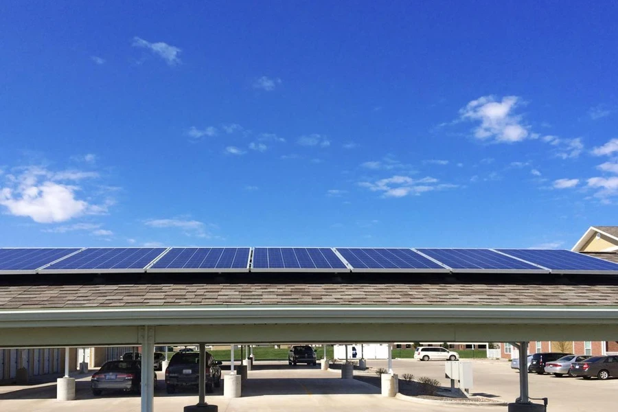 garagem com painéis solares em cima