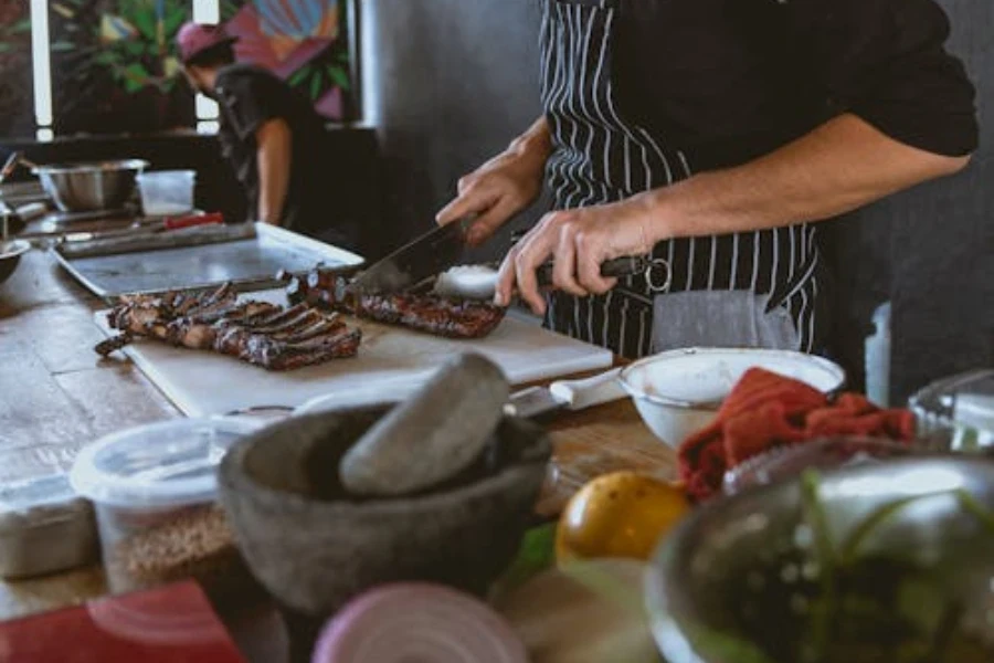 Koki memotong daging BBQ di restoran