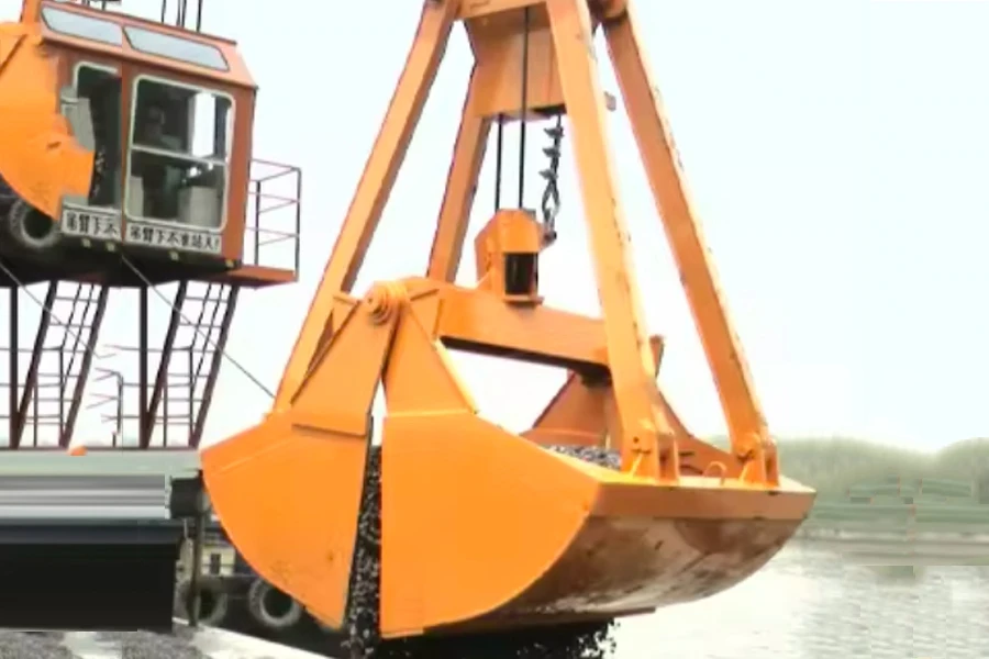 clamshell grab bucket for fitting to a crane mount