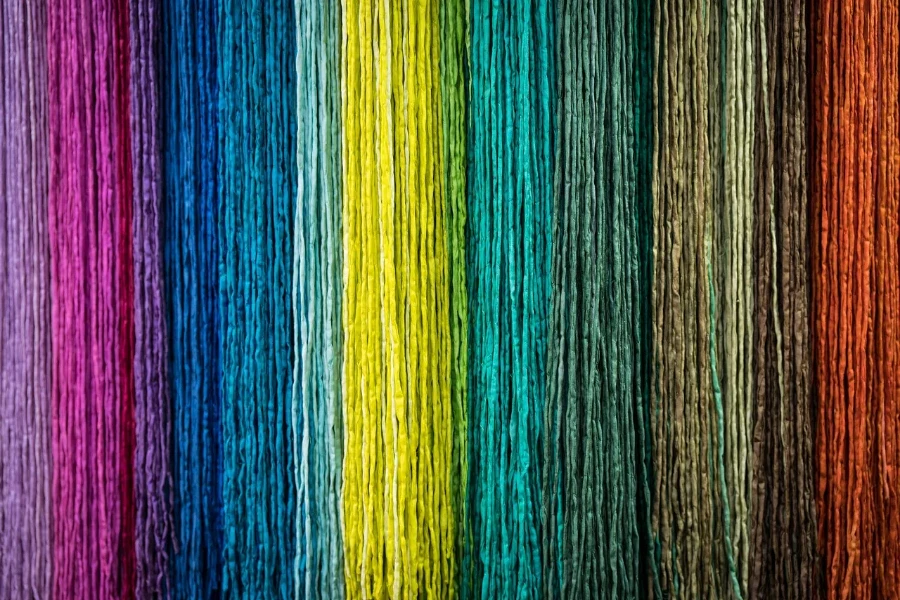Разноцветные волокна, выстроенные вместе