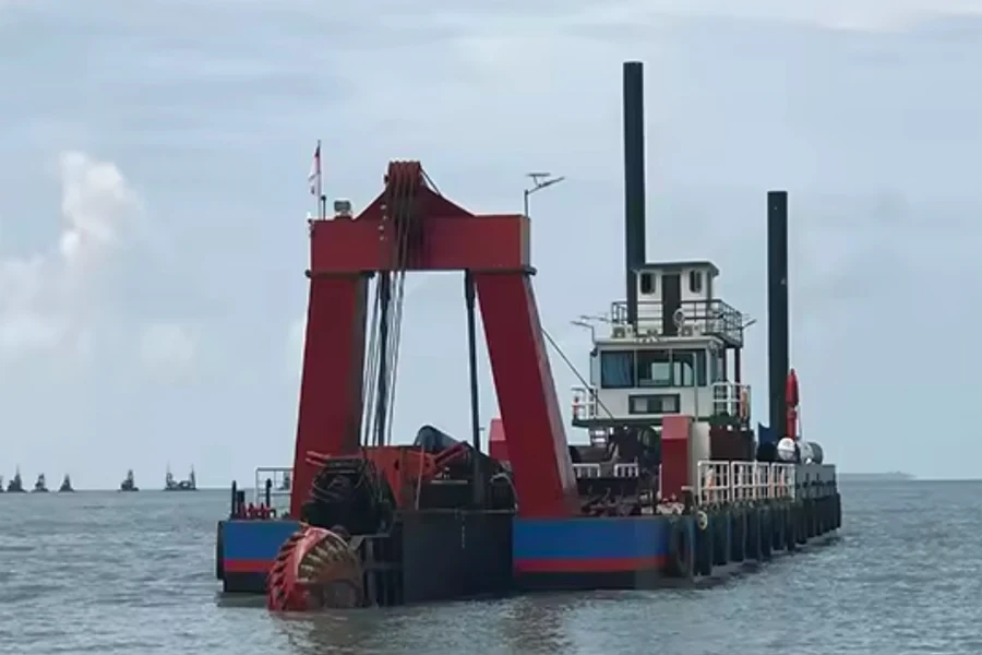 海上のカッター吸引浚渫船