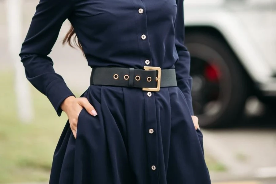 vestido azul escuro com fivela de cinto dourada