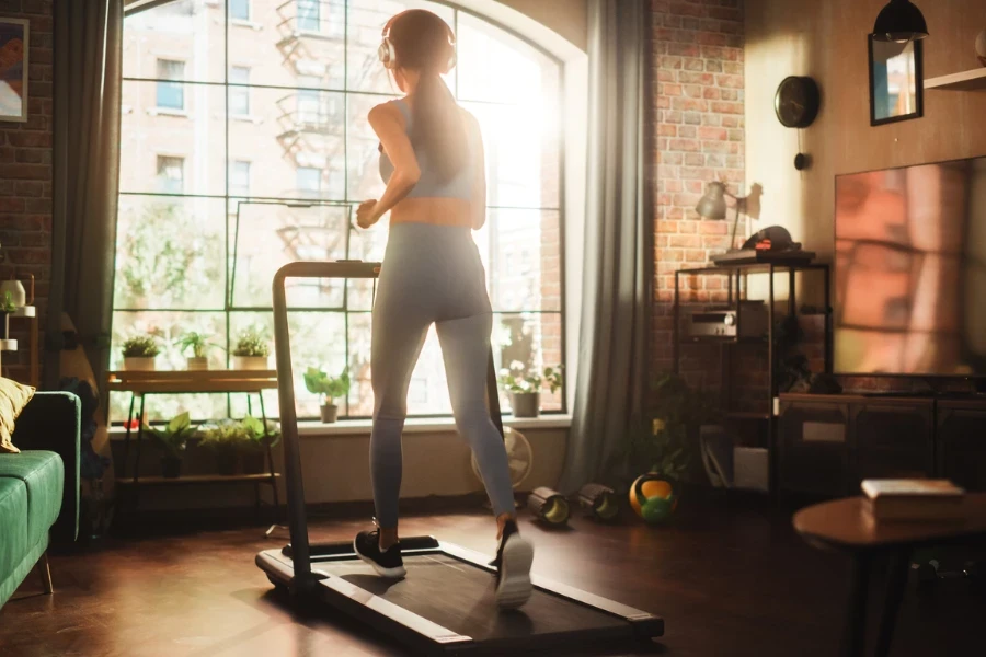 Schöne sportliche Frau läuft auf einem Laufband