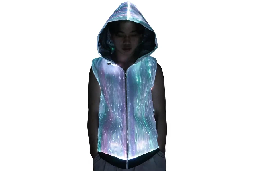 Hoodie full-zip dilengkapi dengan lampu LED