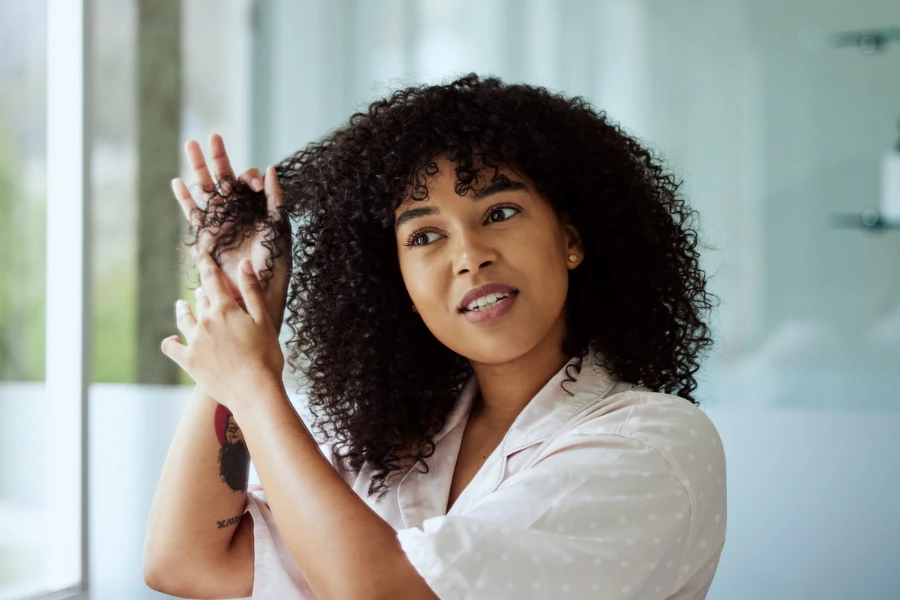 Rutina de baño para niñas para el cuidado del cabello con textura rizada