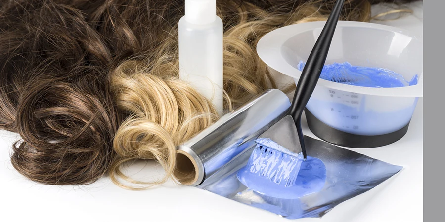 parrucchiere Accessori per colorare i capelli su sfondo bianco