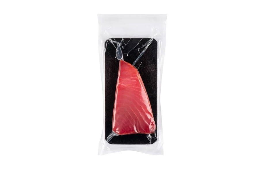 Steak de thon jaune dans un sac plastique sous vide