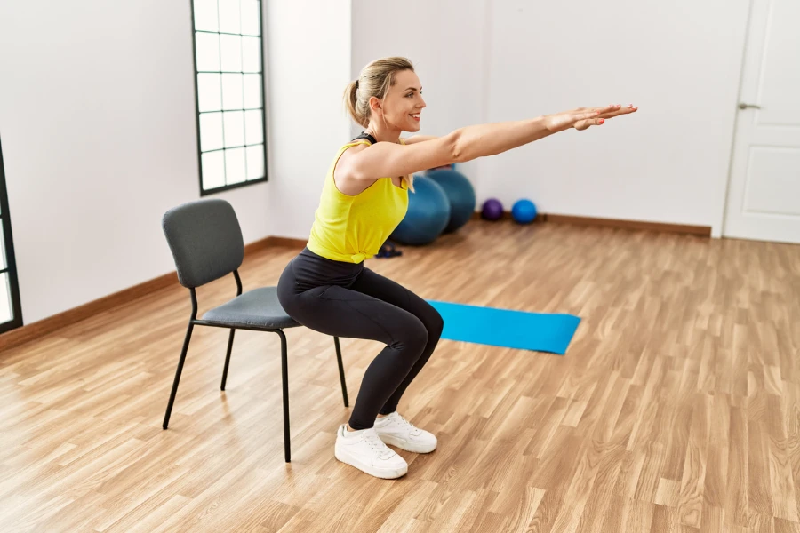 Jeune fille blonde souriante, heureuse formation au centre sportif