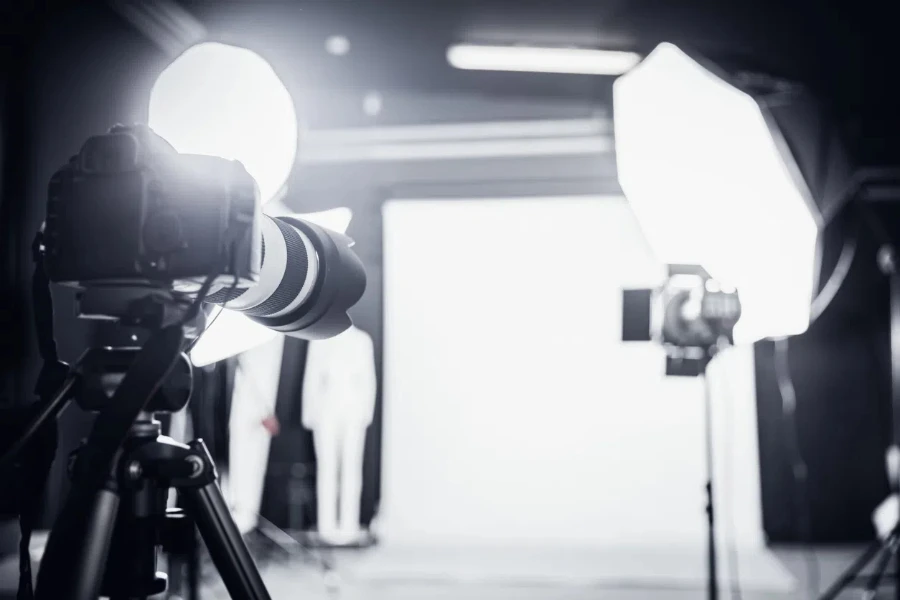 Grand studio photo avec matériel d'éclairage professionnel