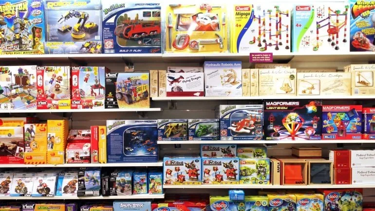 El embalaje de los juguetes sirve como punto de contacto inicial entre el producto y el consumidor, preparando el escenario para toda la experiencia. Crédito: Niloo vía Shutterstock.