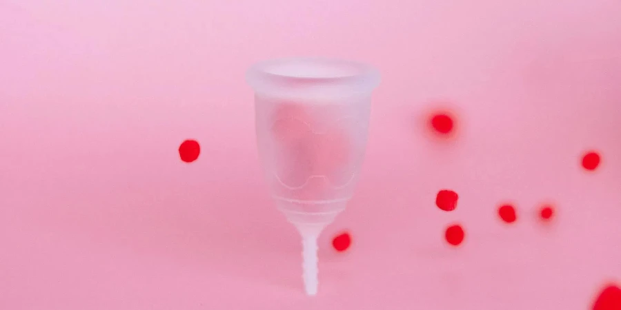 Menstruatiecup van siliconen op roze oppervlak