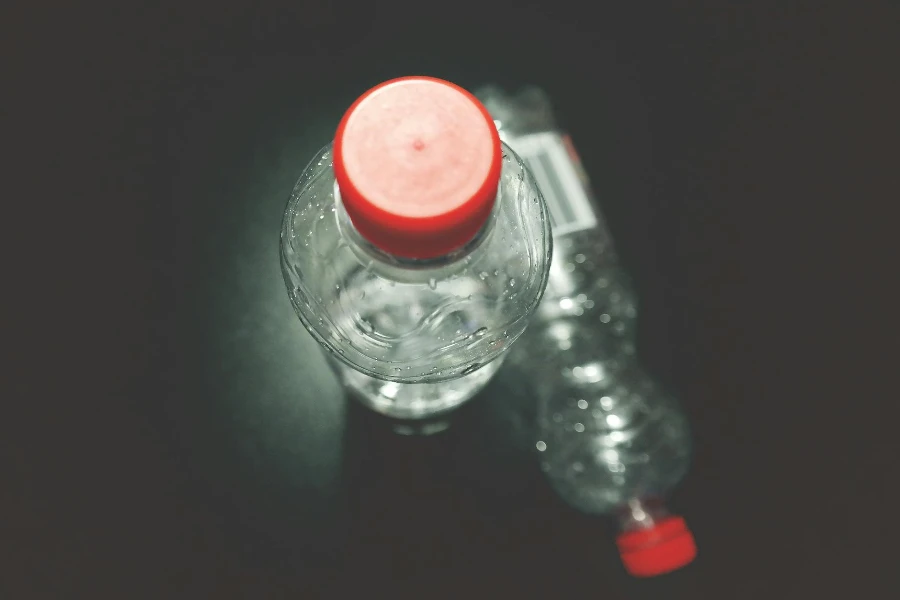 黒い表面に 2 つの透明なプラスチック ボトル