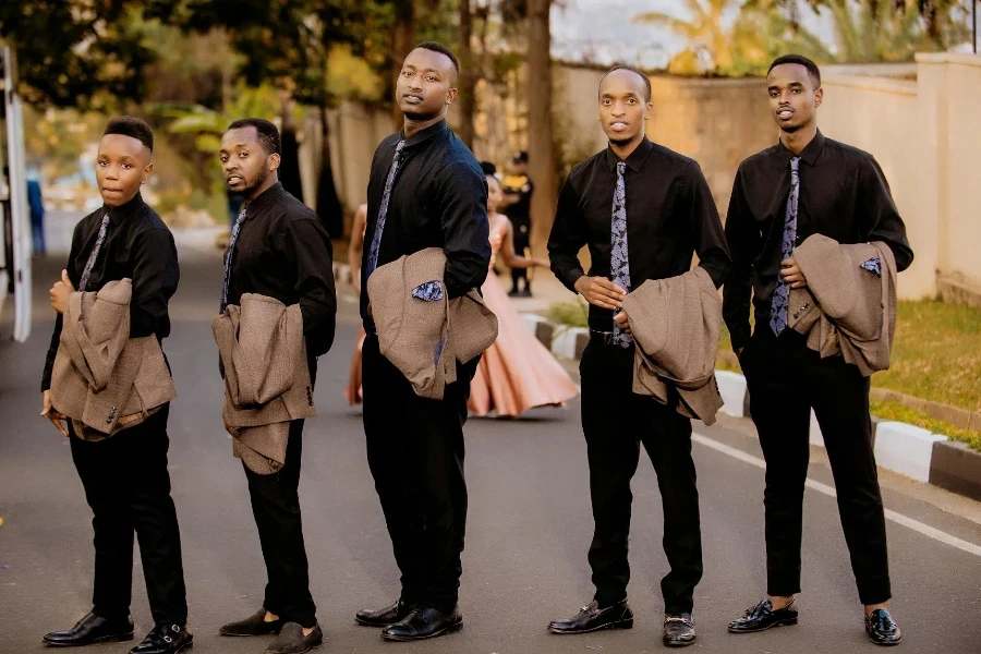 Hombres vestidos de negro posando en la calle