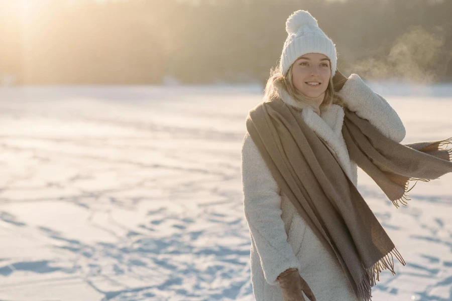 Jolie femme portant des vêtements d'hiver