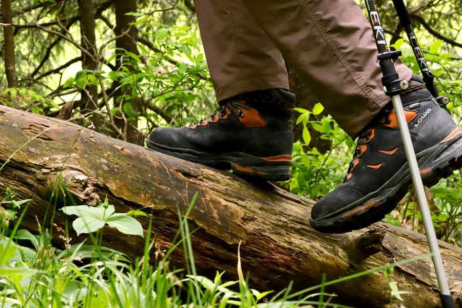 Un escursionista che indossa scarpe da trekking