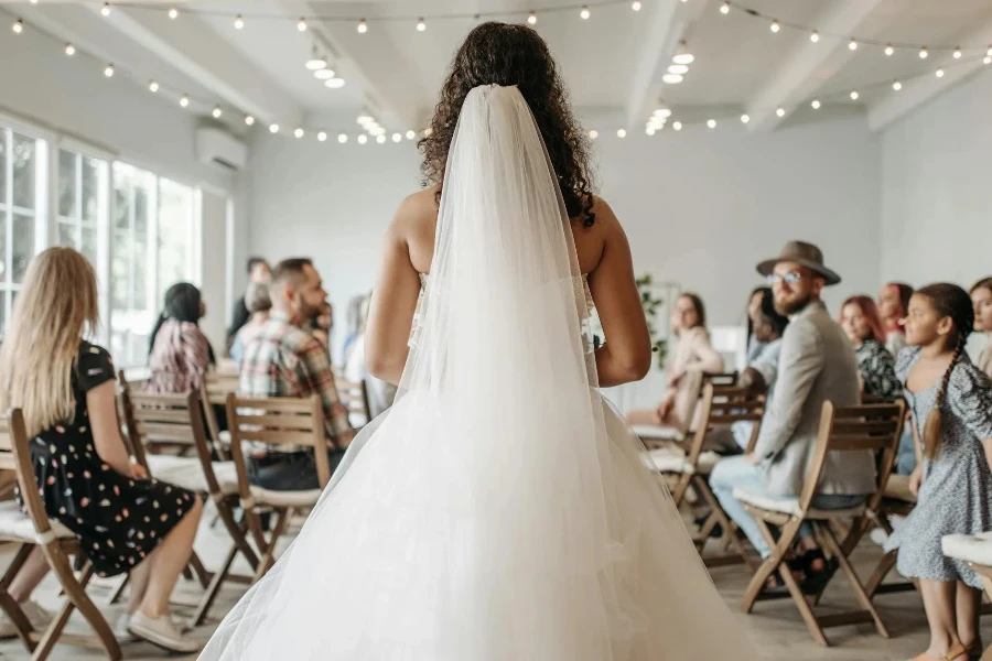 Une femme en robe de mariée blanche