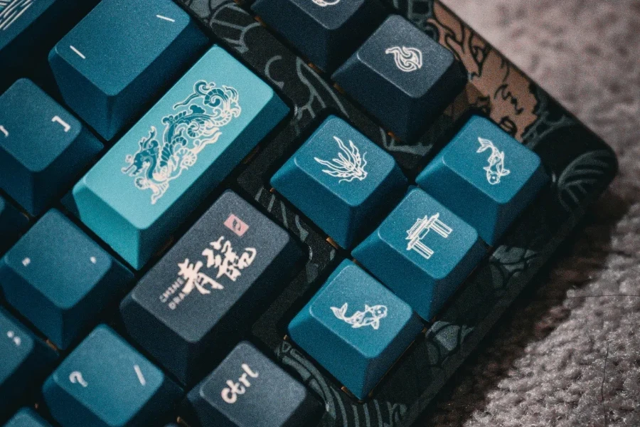 Close up keyboard dengan tombol biru dan hitam