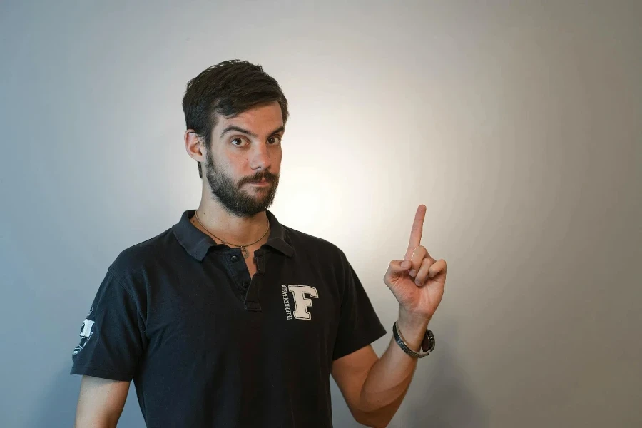 Uomo con la barba che indossa una maglietta polo