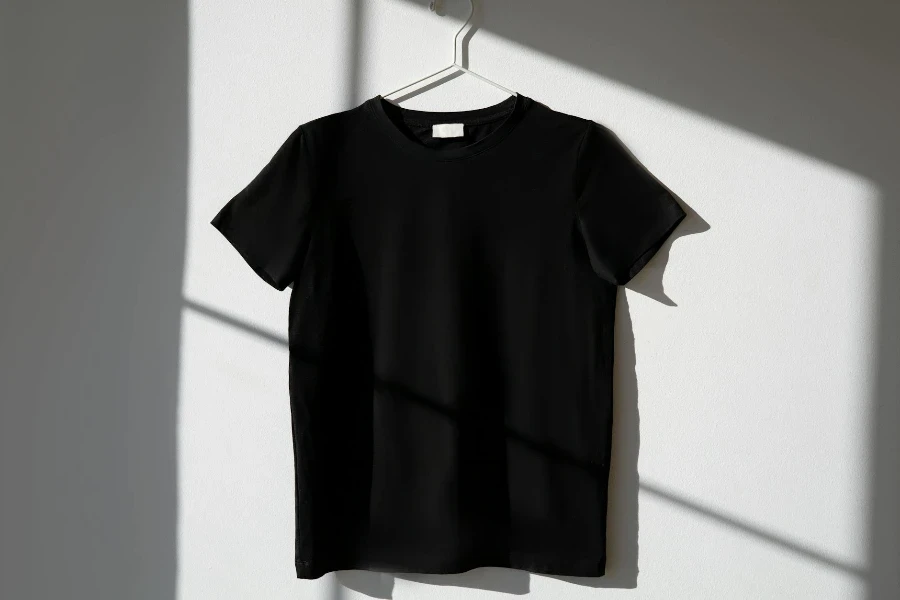 Une chemise noire accrochée au mur