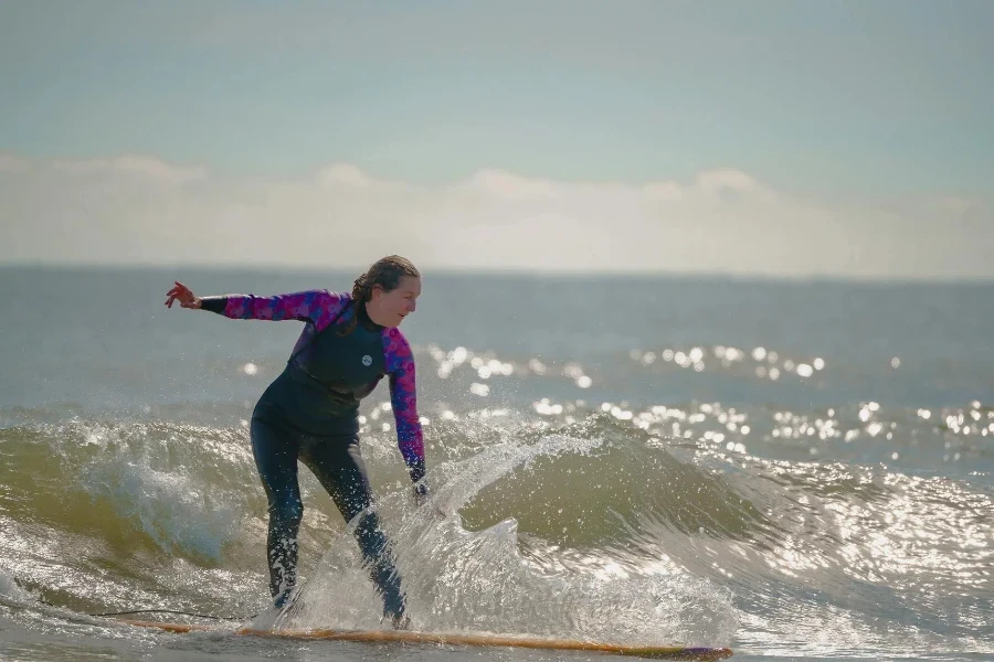 Une femme qui surfe sur la plage