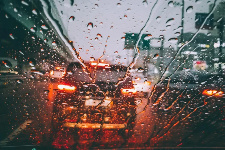 Gouttes de pluie sur le pare-brise du véhicule