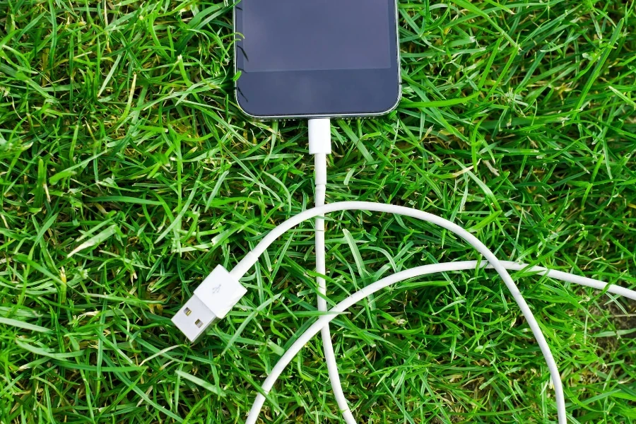 Ipod Touch Hitam dan Kabel di Rumput