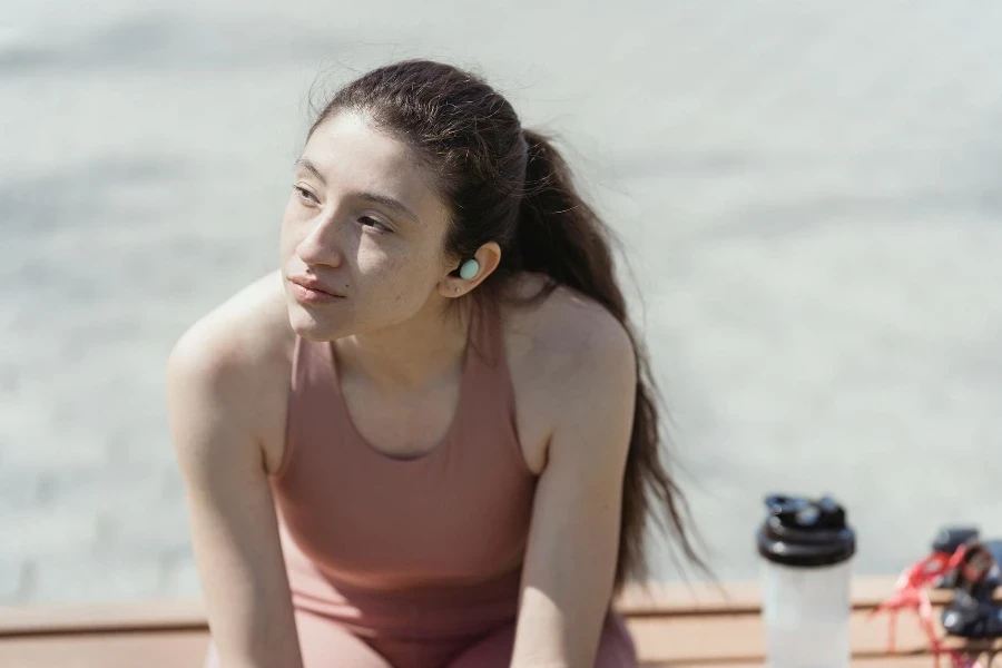 Femme En Vêtements De Sport Assise