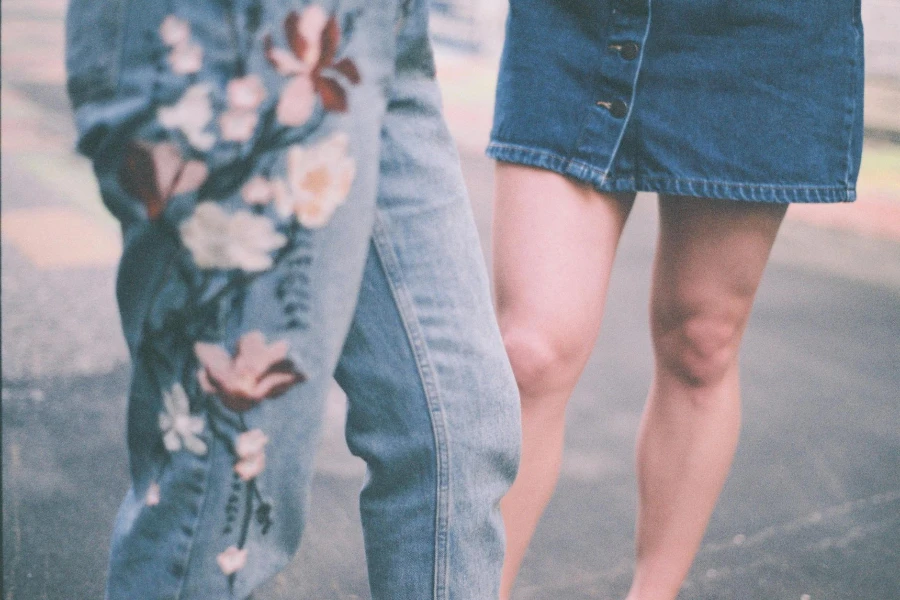 Cortar mulheres em jeans da moda
