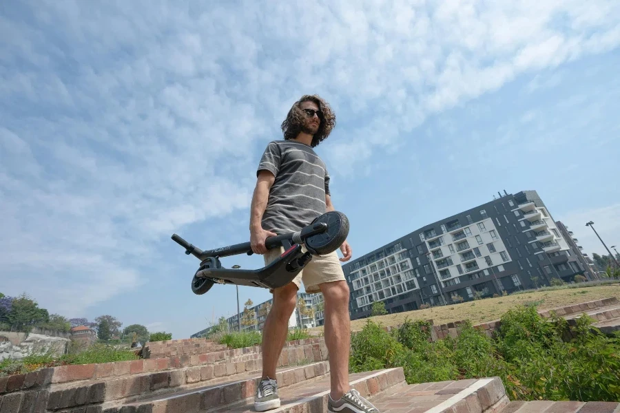 Mann in grauem T-Shirt und Shorts