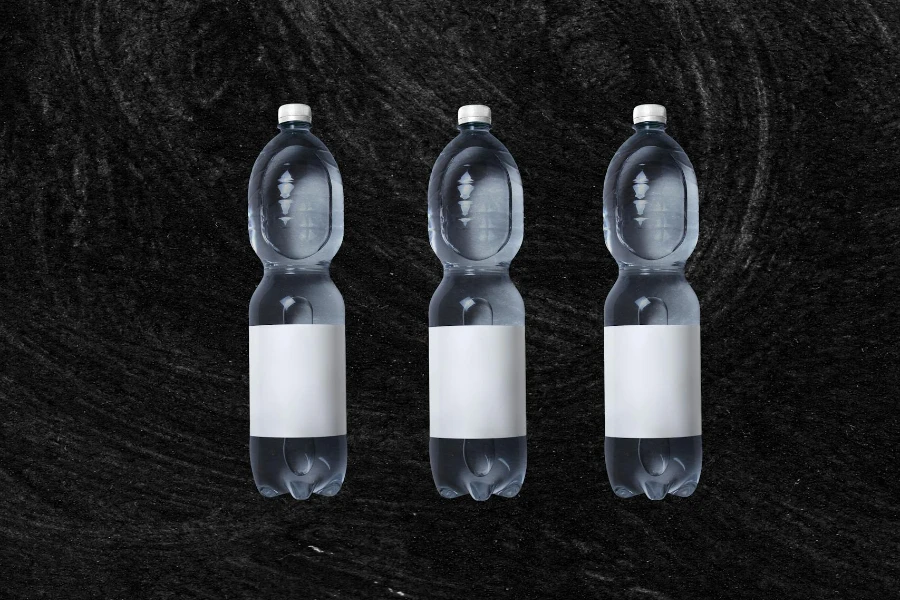 مجموعة من الزجاجات البلاستيكية مع الماء البارد
