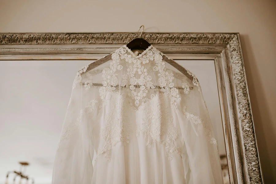 Elegantes Brautkleid, das am Spiegel hängt