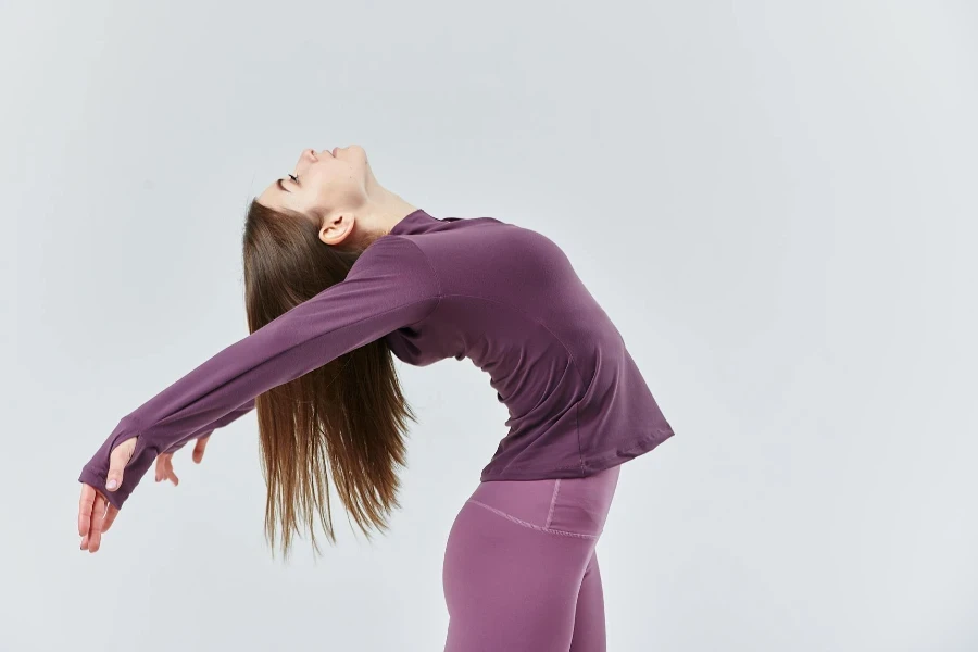 ragazza sullo sfondo bianco in abiti sportivi