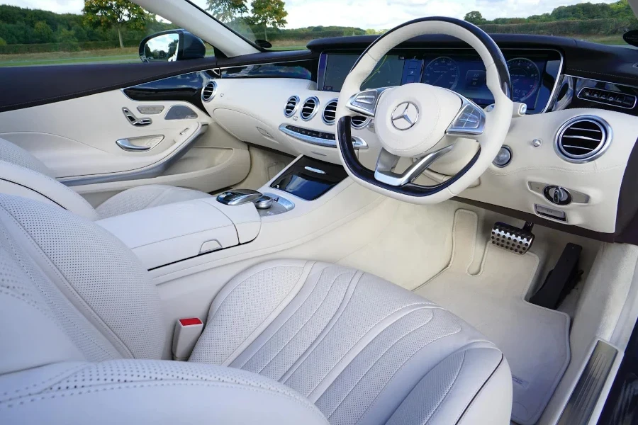 Diseño interior de un Mercedes Benz blanco