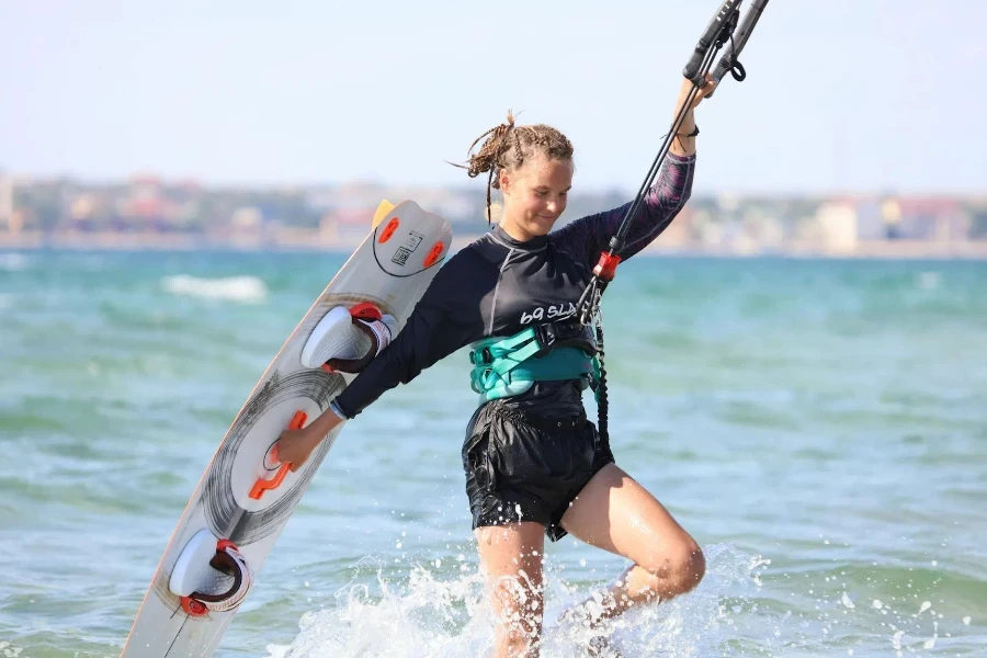 Une femme en rashguard noir