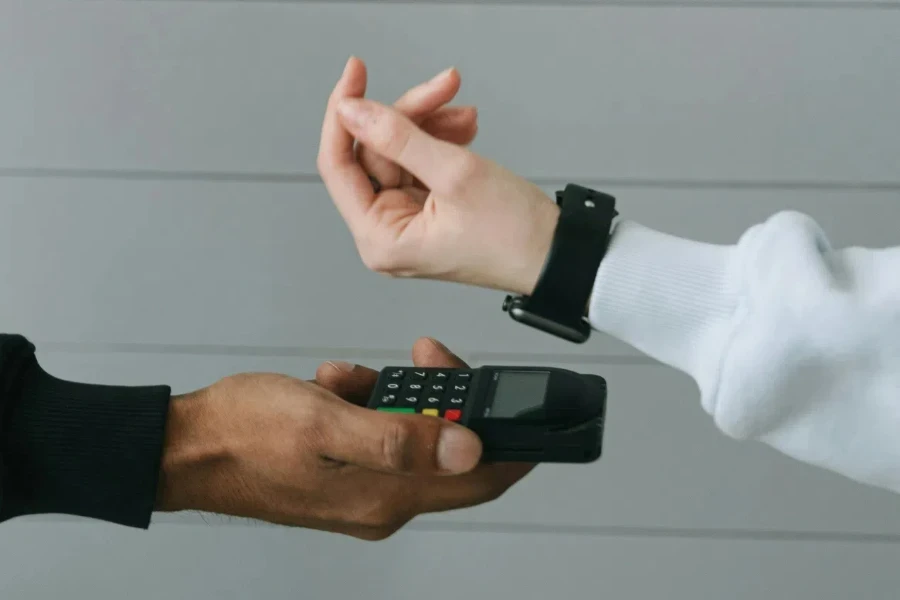 Pessoa Com Camisa Branca De Manga Longa Usando Smartwatch