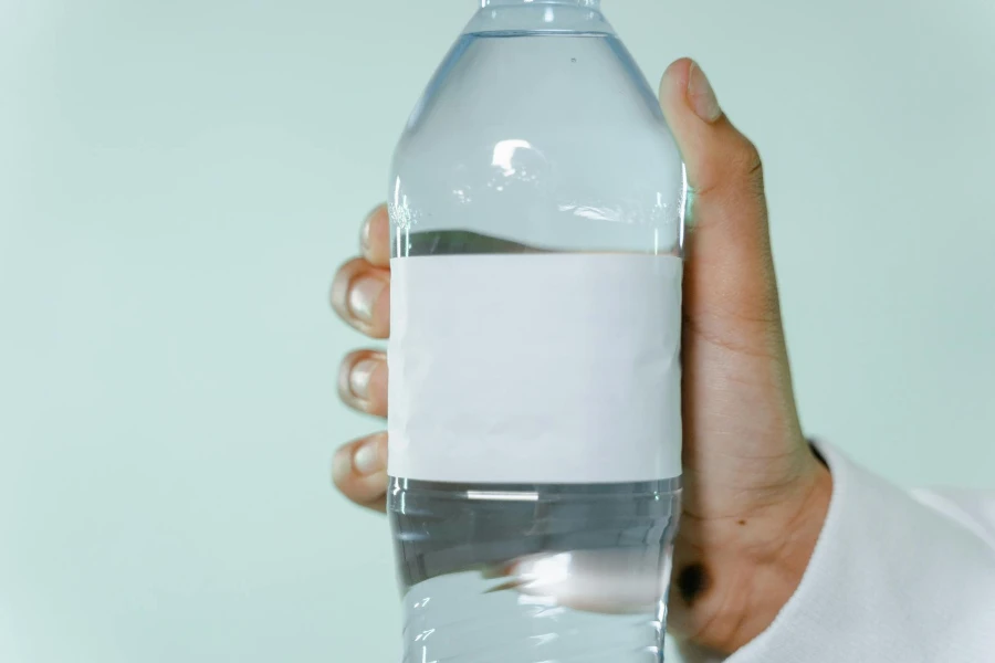 Uma pessoa segurando uma garrafa de água