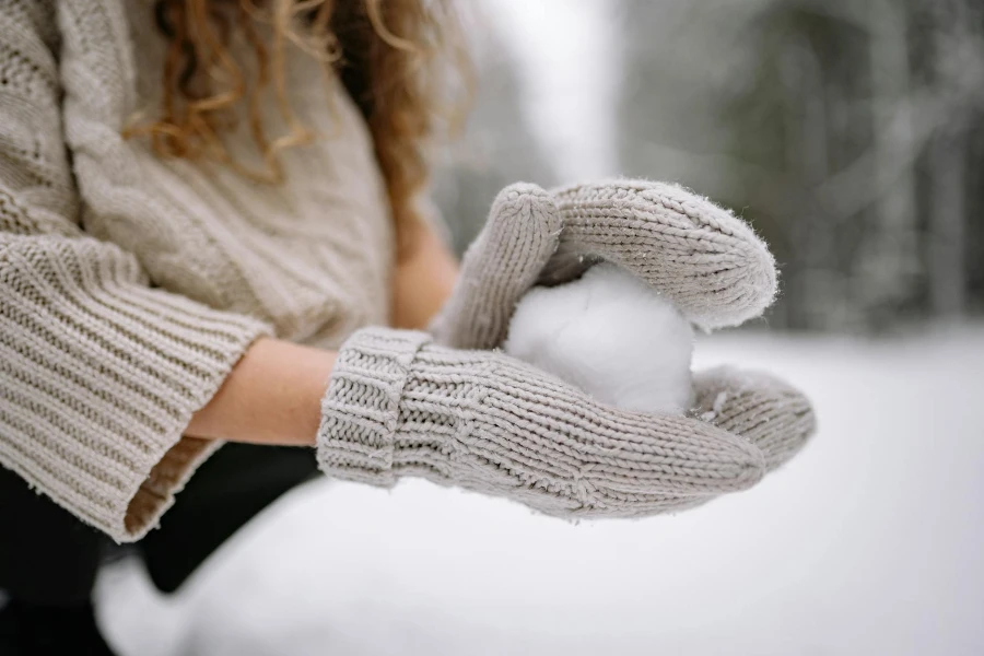 Foto ravvicinata di una persona con guanti lavorati a maglia