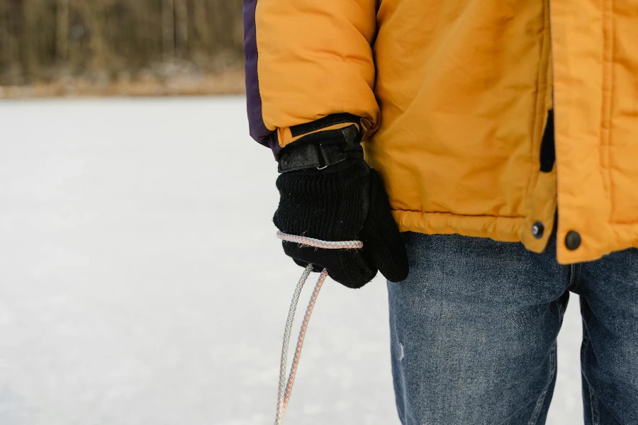 Person mit Handschuhen hält ein Seil