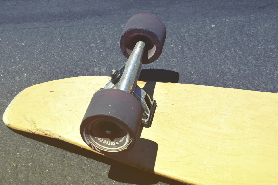 Braunes Skateboard auf Betonstraße